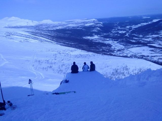 chilling on da monsterkick. Foto: andre vik. Åkare: crille , jonatan, erik.