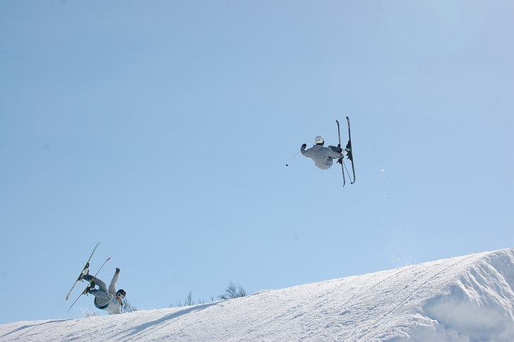 Pär glider 180 grader över nollen då jag gör f. Foto: Johanna Johansson. Åkare: vänster=Pär Hägglund och Jag=höger.