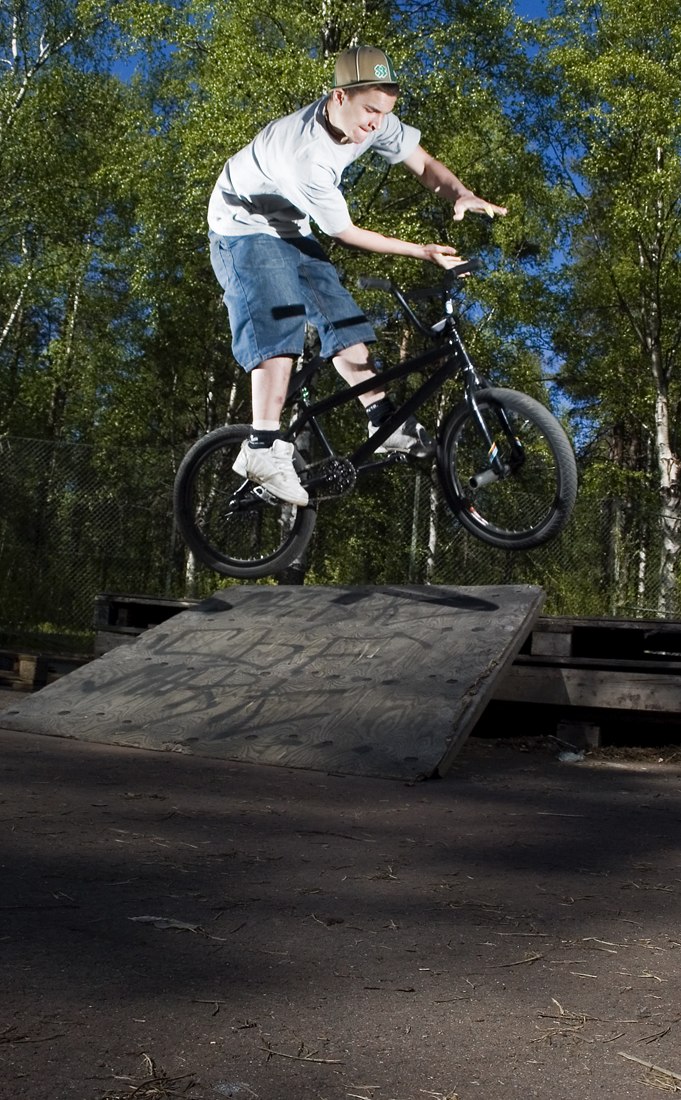 roterar ett halv varv samtidigt som styret snurrar. Foto: Lucas Nilsson. Åkare: Jag..