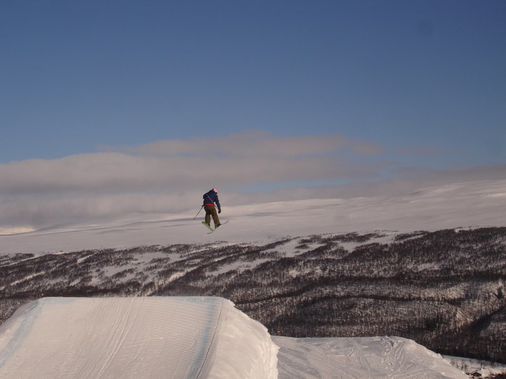jo på det stora hoppet (fast gör inget). Foto: simon berggren. Åkare: fredrik berggren.
