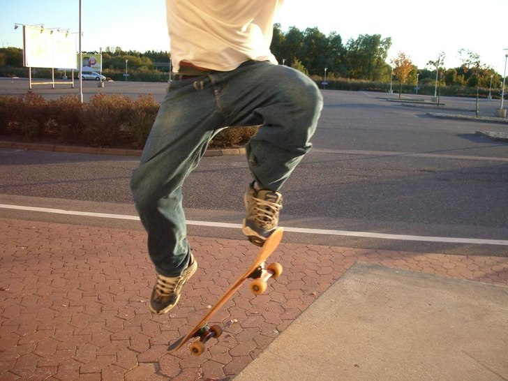 Leker lite skejt utanför köpcentrat i min hemby. Foto: Johanna Svensson. Åkare: Kristian Sundgren.