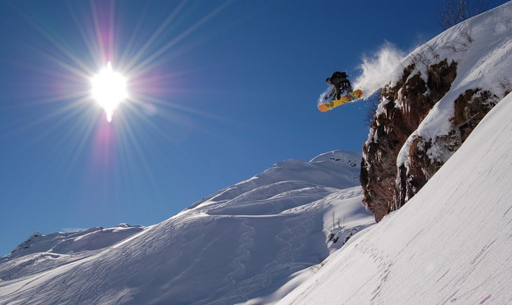 Ännu ett fint drop längs vägen i zürs.. Foto: Alexander Rydfjord. Åkare: Jonas Hägg.