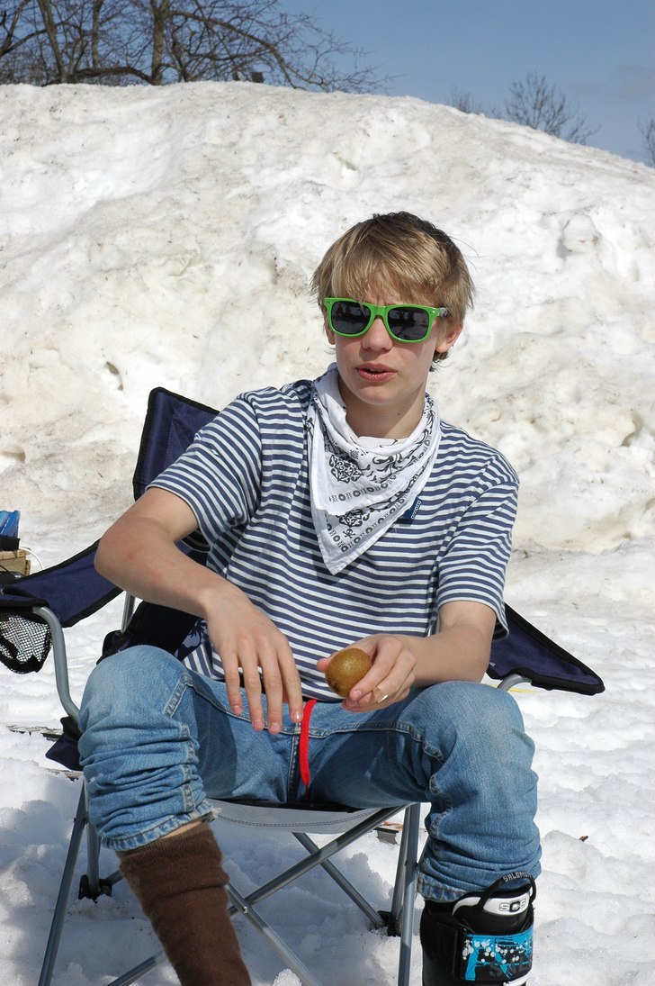 äter kiwi @ springsession. Foto: Fredrik Wallin. Åkare: Mårten Westin.