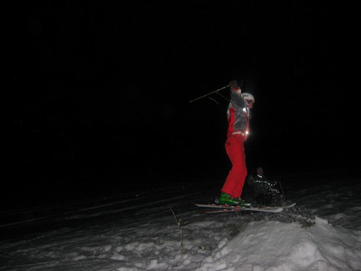 Jens i en 360° spin i ett hemmabyggd hopp kvälle. Foto: Joel Lundvall. Åkare: Jens "Wenzie" Karlsson.