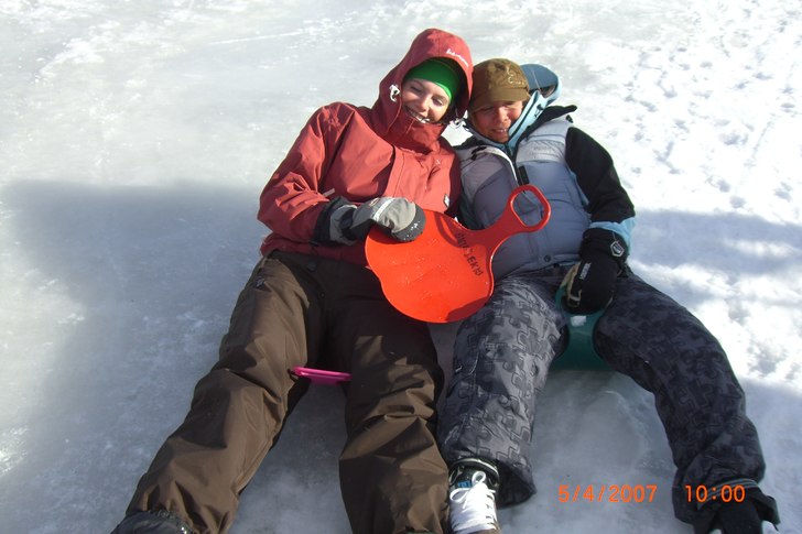 Foto: malin karlsson. Åkare: sandra och elin ute på en blåsig tur med stjärt lappen.