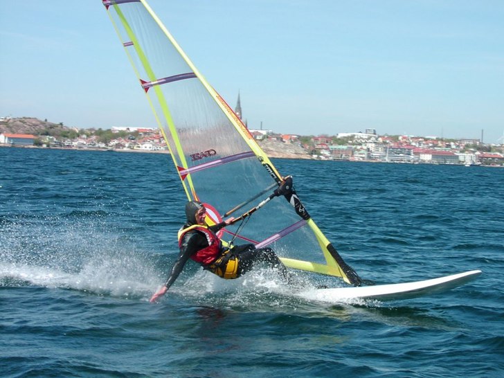 en skön vårsurf i underbara gullmarsfjorden!. Foto: Icka Berg. Åkare: Ville Berg-Malmborg.