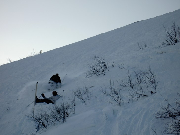 Krasch nånstans ute i offpisten... Foto: Sebastian Mårtensson. Åkare: Simon Karlsson, Tomas Backlund.