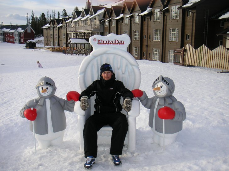 Sitter och slappar i tronen framför säsongsjobbe. Foto: Helena Johansson. Åkare: Kalle Andersson.