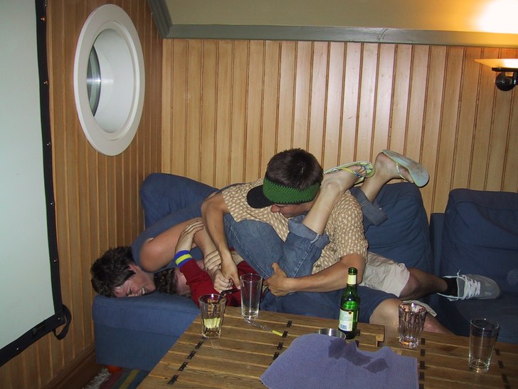 En helt vanlig sommar kväll för några år sen, . Foto: Siwe. Åkare: Pistol och Jon makes someone in the soffa.