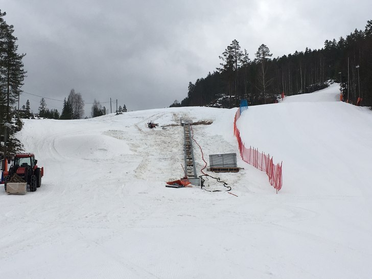 Skiband ankommet og montering pågår????
Skibande.