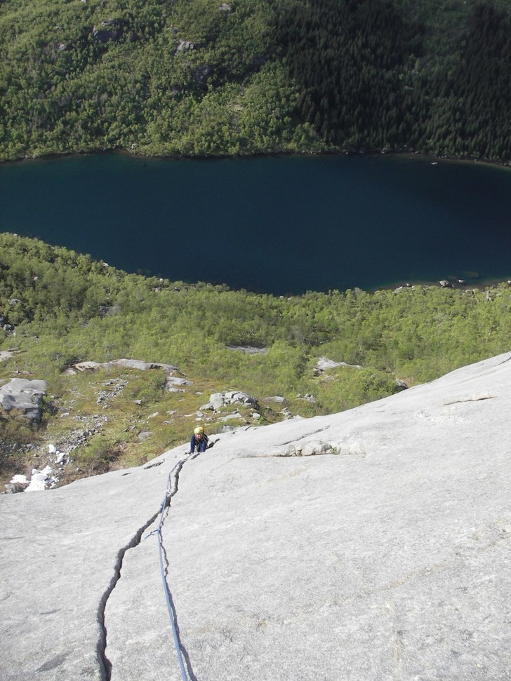 Crusing up nice hand jam.. Foto: Mattias Lindvert. Åkare: Markus Olofsgård.
