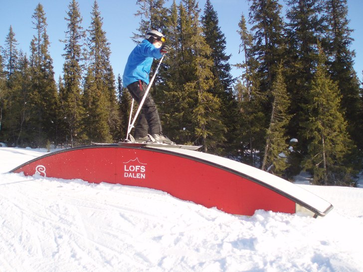 Jag railar på ett junior rail.. Foto: Petter Andersson. Åkare: måns claesson.