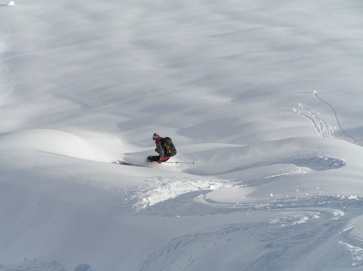 Topptur i Rogers Pass. Johanna surfar ner för en . Foto: Johan Olofsson. Åkare: Johanna Mörk.