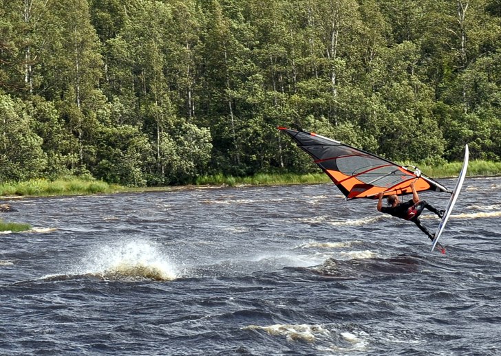 Bra drag med 5 3 - ofrivillgt hopp. Foto: Petteri Koste. Åkare: Tomas Ek.