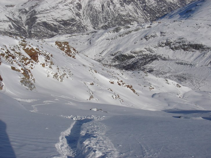 Spåren efter mitt första åk denna pudermorgon! . Foto: Håkan Cervin. Åkare: Håkan Cervin.