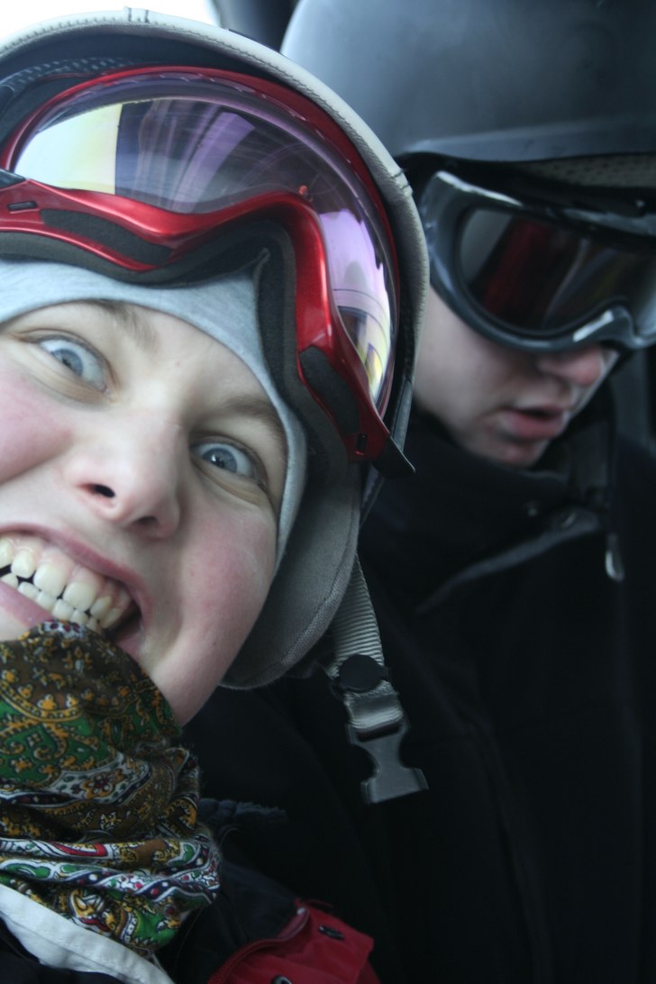 jag såtr utanför kiosken och väntar ivrigt på . Foto: camille johansson. Åkare: karl hurtig edlund.
