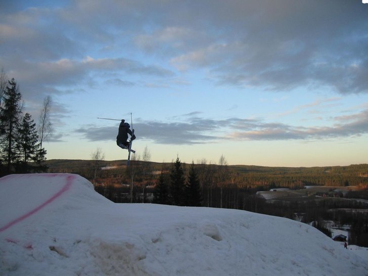 Naajs hopp med upplysning o bakrunden ville flyga . Foto: Johan Sjögren. Åkare: Filip Wästberg.