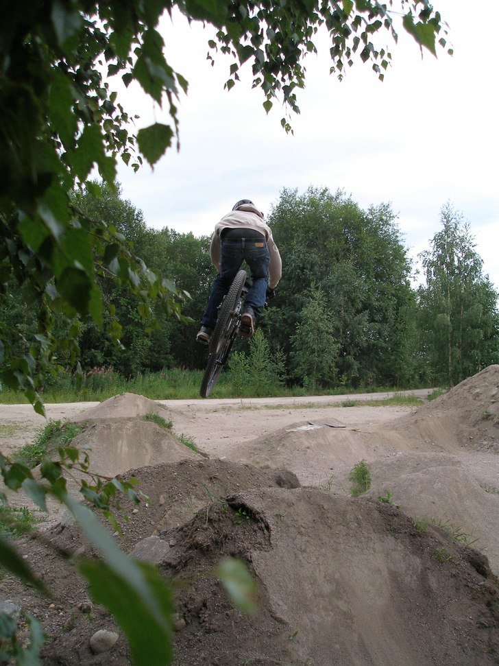 hopp. Foto: Robin Pouzar. Åkare: Emil Dahlenlund.