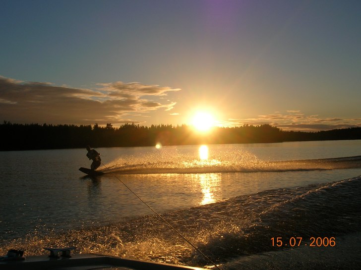 en natt med wakeboard,dragen med en wellcraft.. Foto: jonatham björkskog. Åkare: jag.björn ahlskog.