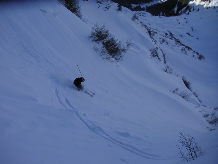 Ner i en korridor mot Le Chatel i Portes de Soleis. Foto: Magnus Hallengren. Åkare: Philip Svensson.