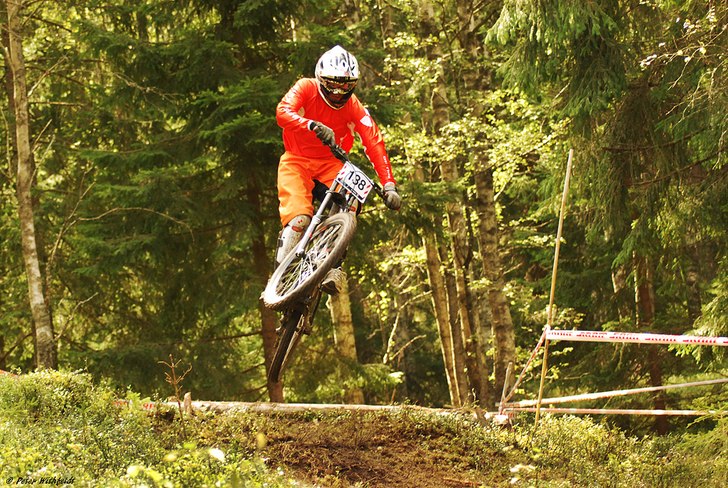 Tagen på Svenska Downhill Cupen i Sunne . Foto: Peter Withfeldt. Åkare: Linus Persson.