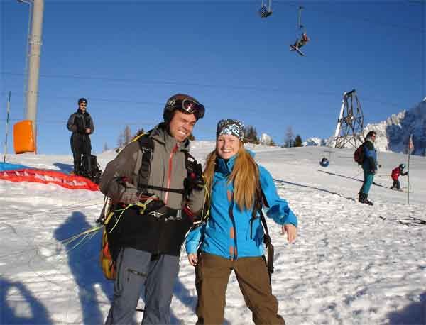 Jag och jossan en stund innan start med paraglider. Foto: Rasmus Carlsson. Åkare: Andréas Ekström.