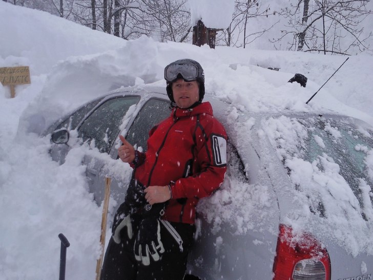 En dump utan des like, fick gräva fram bilen som . Foto: Mattias Fjalestad . Åkare: Dennis Fjalestad .