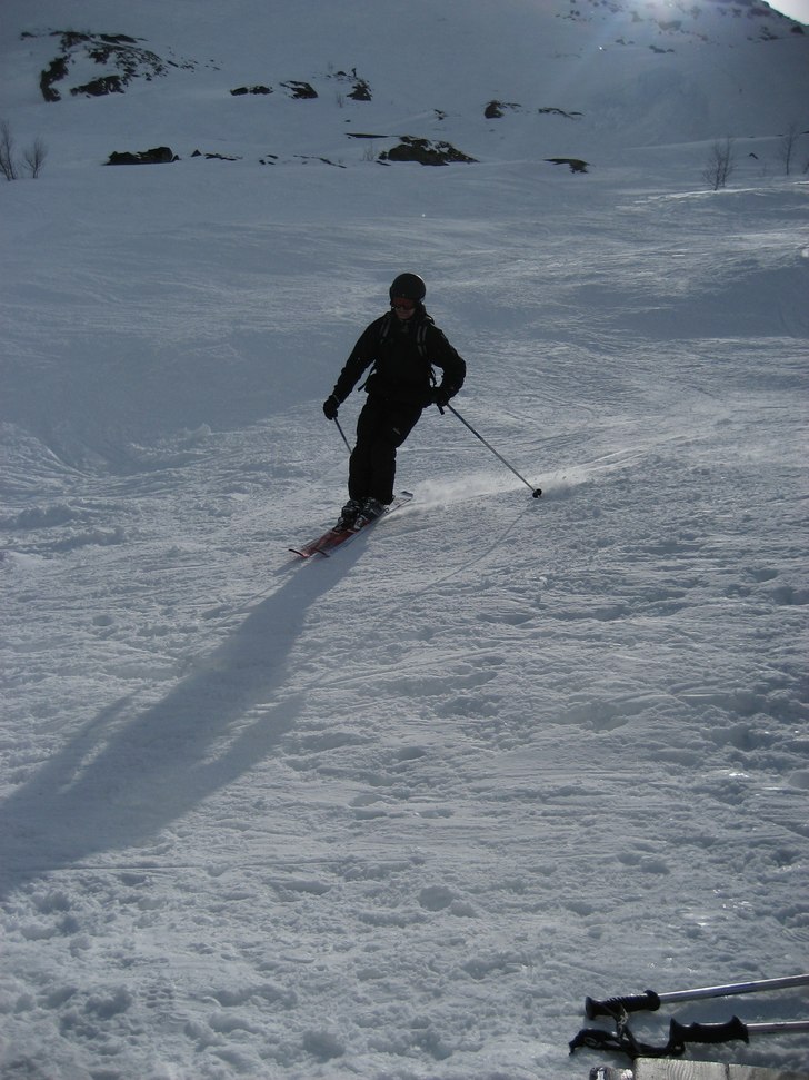 Inbromsning framför hotellet, efter några härli. Foto: Anna Kylner. Åkare: Mattias Kylner.