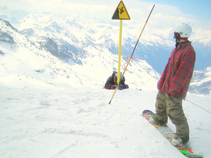 "Hjälp" skriker Mikael, hängandes med . Foto: Hans Karlsson. Åkare: Hannes och Mikael.
