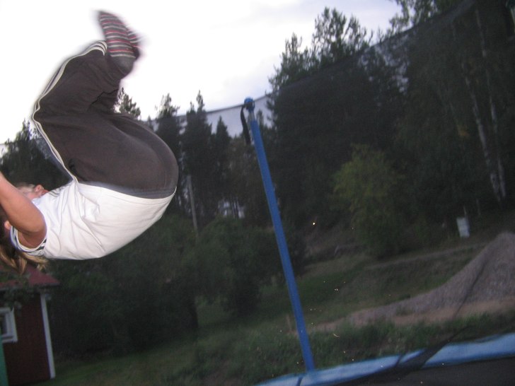 min lille bror gör b-flip. Foto: jag. Åkare: hubbe.