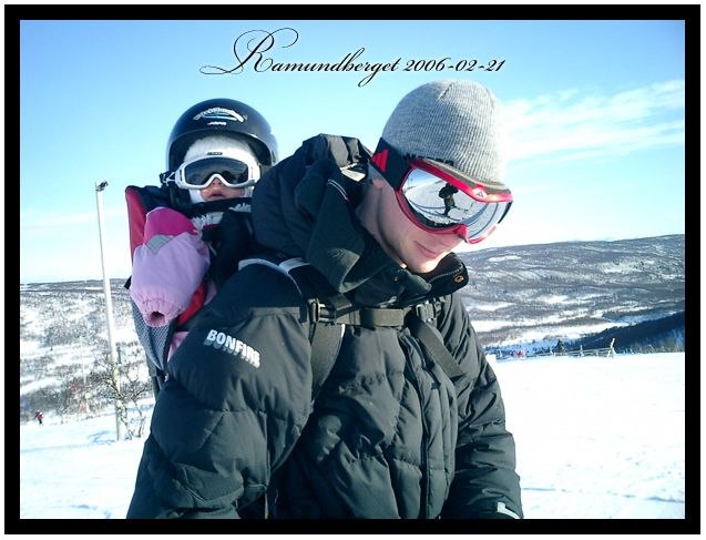 Mindra, 8 månader, gör premiär i backen!. Foto: Veira Hasselsten. Åkare: Mindra & Erik.