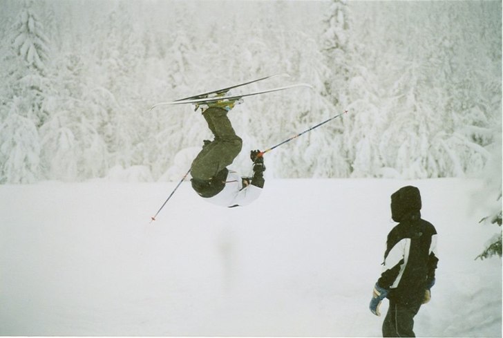 Sideflip på plogvallen upp mot Fageråsen. Dimman. Foto: Calle Warnelöv. Åkare: Micke Axbom.