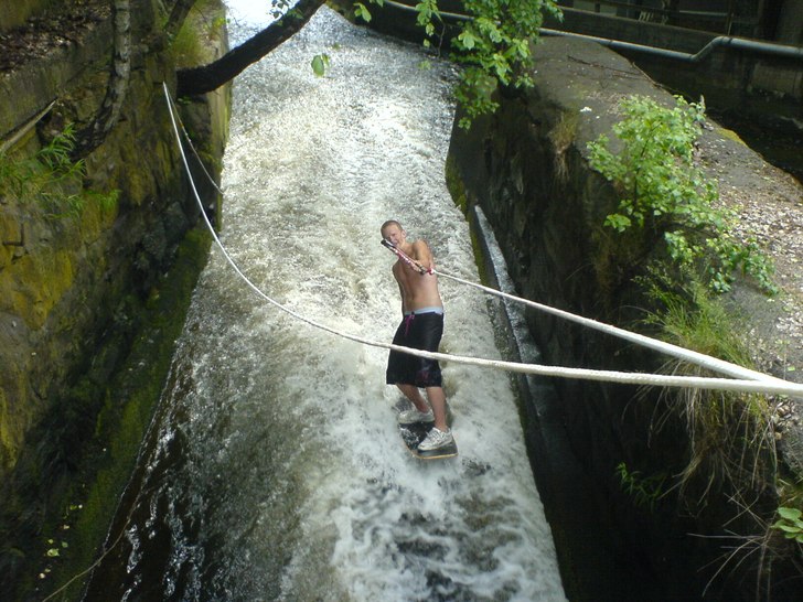 Wakeskate i fors, grym kul. Foto: Rickard Roxvall. Åkare: Jimmy Buller.