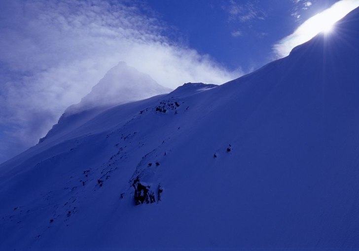 Topptur under fina förhållanden. Foto: Henrik Josefsson. Åkare: Albin Månsson.