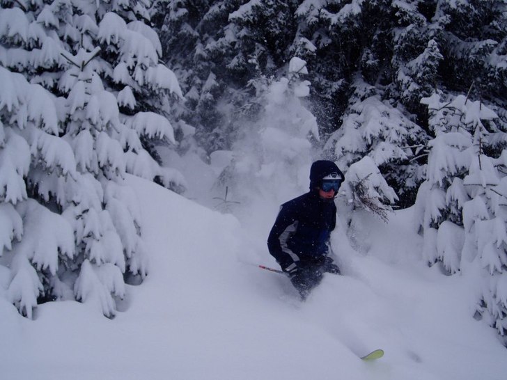 Puder i skogsgläntan ;)
Sportlovet vintern 04/05. Foto: Olle Högman. Åkare: Petter Elfsberg.
