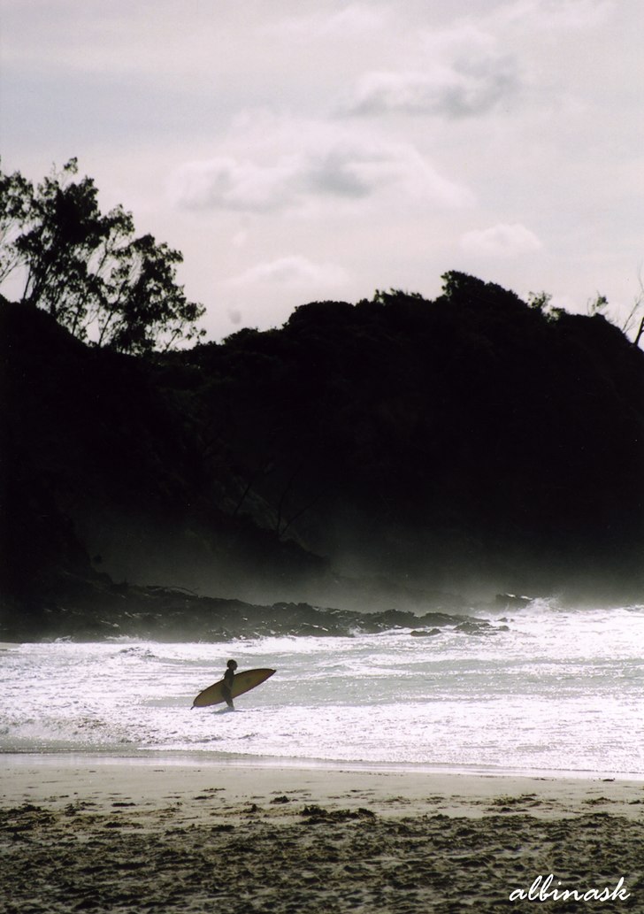 Plåtad surfare i Australien, Byron Bay. Foto: Albin Ask.
