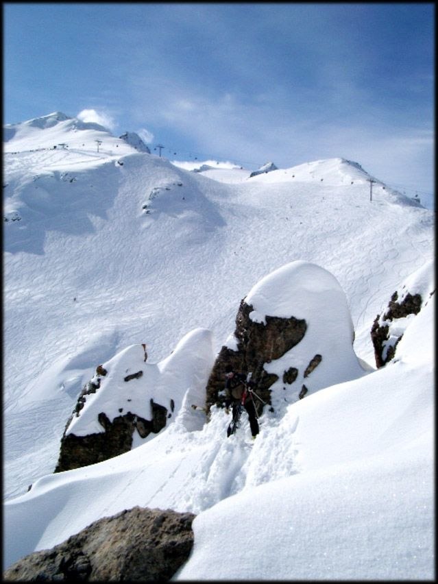 Lite svindelvarning när man passerade stenen här. Foto: Petteri Koste. Åkare: Ökända.