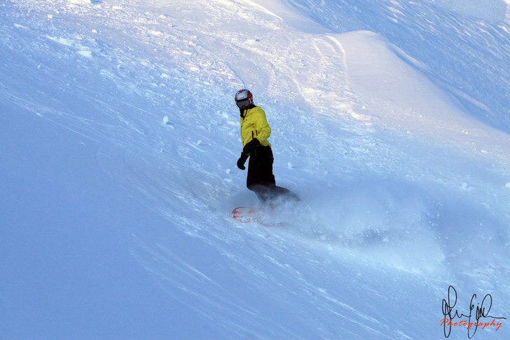 Sista rännan ner mot myren en sen februaridag i B. Foto: Jonas Emilsson / www.jonasemilssonphoto.se. Åkare: Emma-Lisa Pettersson.