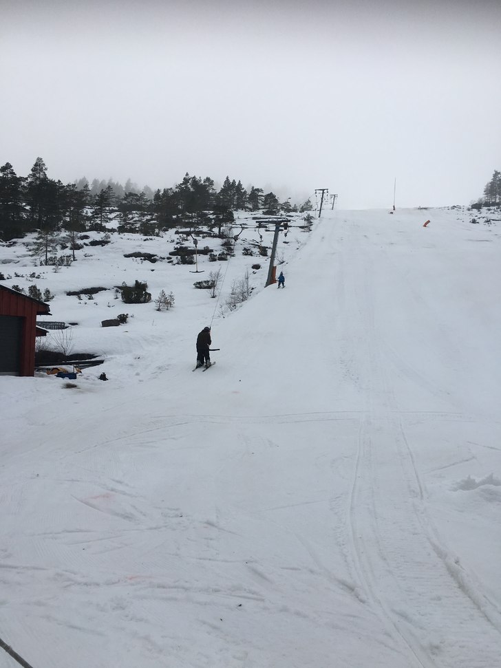 Lite snø, men åpent 
Det jobbes voldsomt for å .