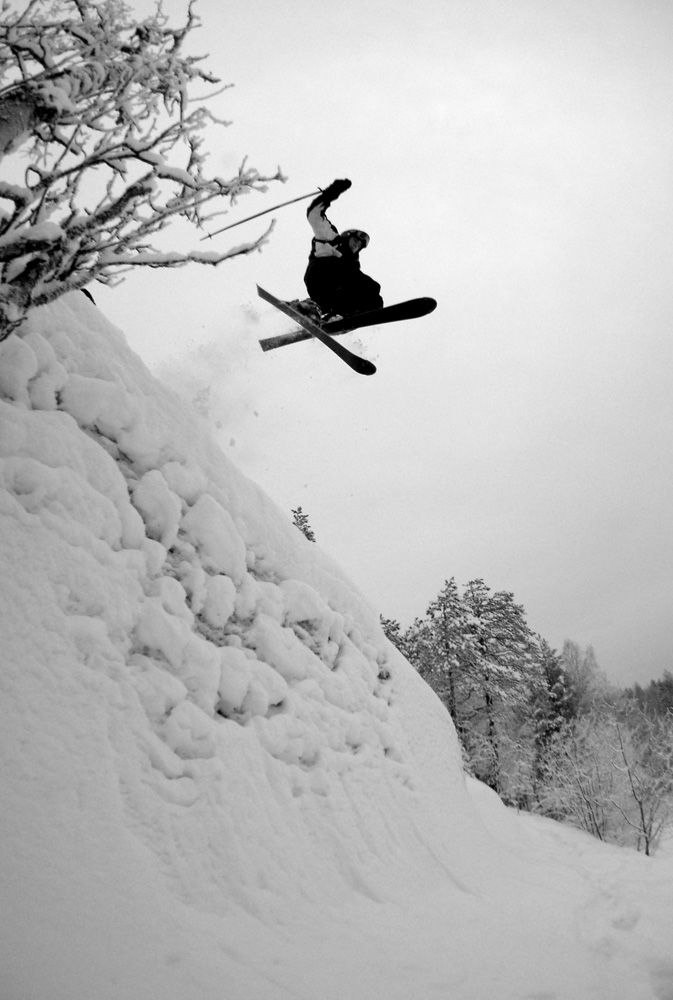 MARTIN SKUTTAR NEDFÖR EN KLIPPA.. Foto: Johan Vall. Åkare: Martin Olsson.