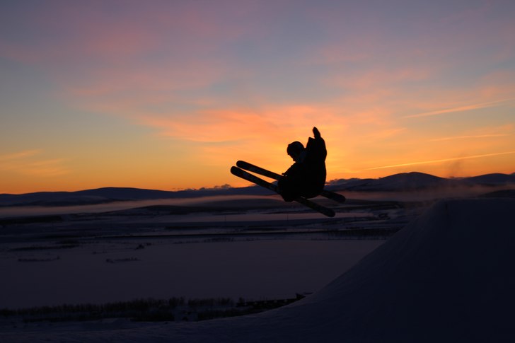 Joel i en lazy 180 ut från spinen.. Foto: Hjalmar Andersson. Åkare: Joel Berggren.