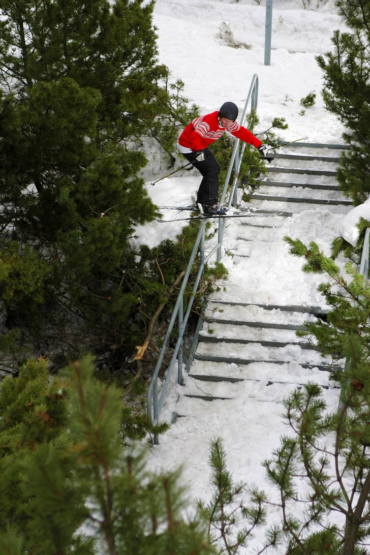 Vi var och fotade ett handrail uti skolan, credit . Foto: Emil Magnusson. Åkare: Martin Marmenlind.