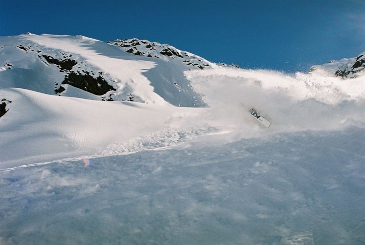 Landning i mycket djup snö efter drop.. Foto: David Hägg. Åkare: Leo Tanker Ekbom.