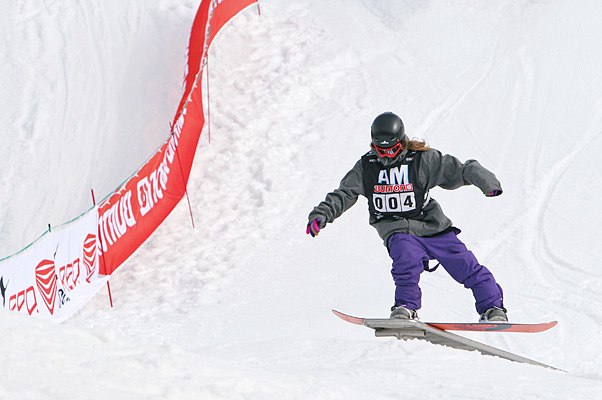 leker med ett stycke bs nosepress på burton amtou. Foto: tjarrrrru.. typ tysk? ah cool!. Åkare: johanna holmstedt.