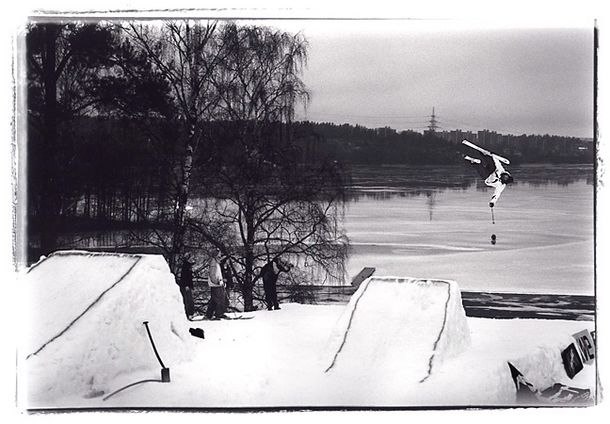 Henke håller i sig, i skidan. . Åkare: Henrik Winstedt.