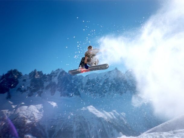Oförglömlig hoppsession i 
Brevent, Chamonix. J. Foto: Johan Lundin. Åkare: John Gustavsson.