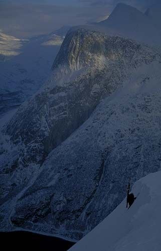 En av de fetaste coloirerna man kan göra i nordno. Foto: Jonas Abrahamsson. Åkare: Anders Gjerstad.
