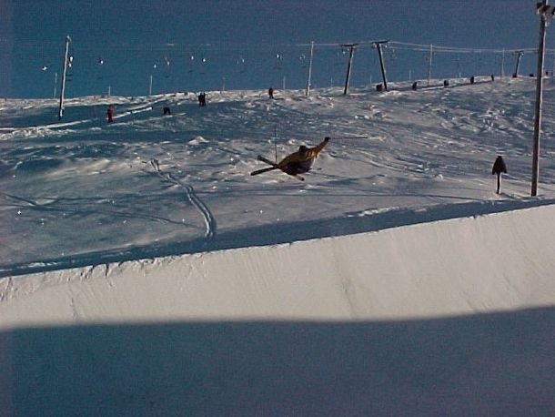 finnen otto från lappenranta gör en skön mute i. Foto: David Nilsson. Åkare: Otto.
