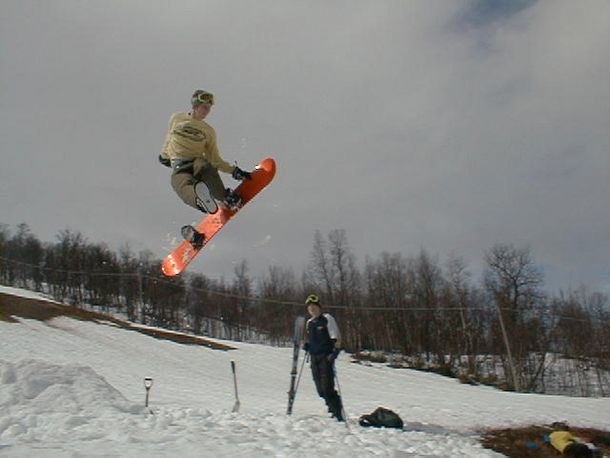 Härliga hopp på senvåren 2001 i Ramundberget, i. Foto: Johan Lilljeqvist. Åkare: Simon Bylund.
