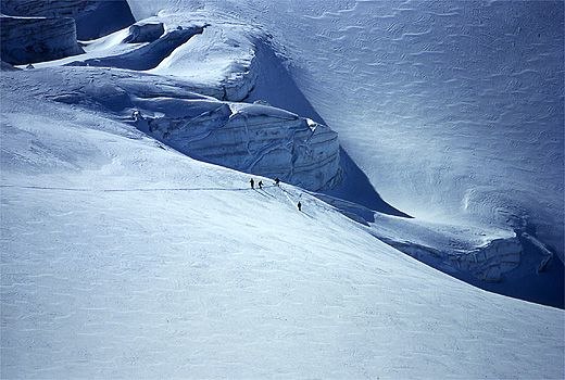Tre lycksökare bland sprickor 
och snöbryggor p. Foto: Ulf Öjerbrand. Åkare: Okända.